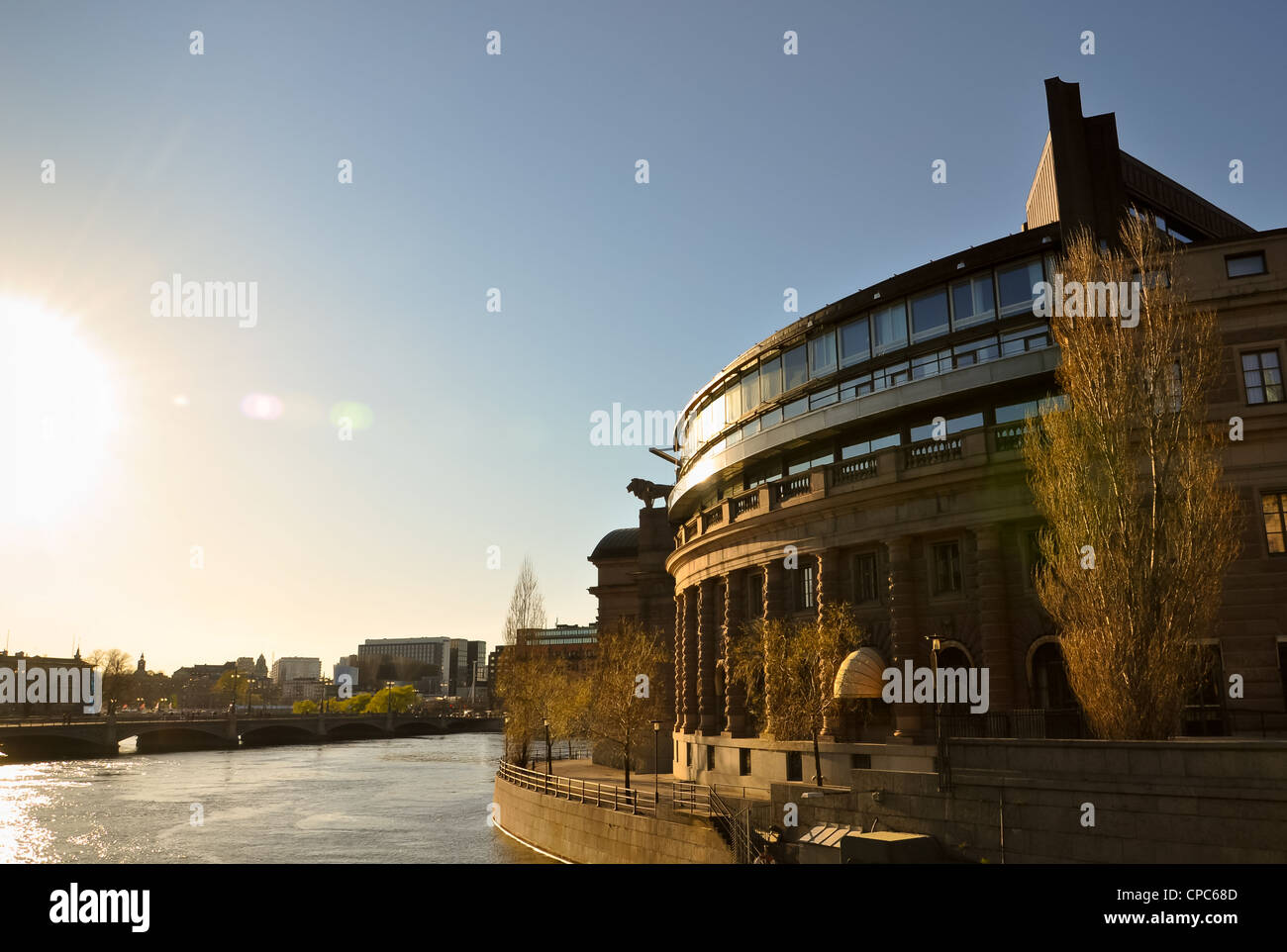 Reflexion der Sonneneinstrahlung im schwedischen Haus des Parlaments in stockholm Stockfoto