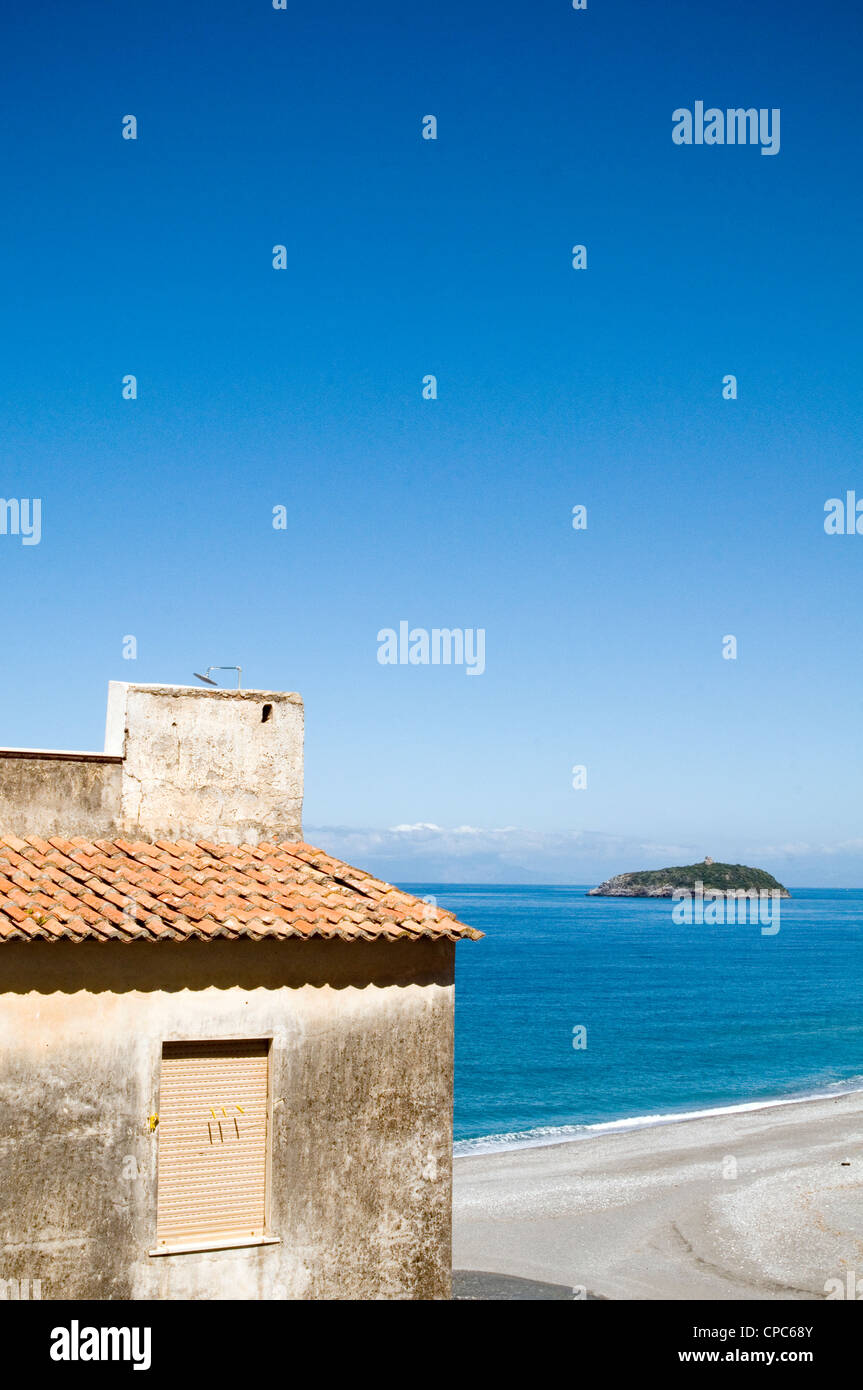 sonnigen blauen Himmel, den menschenleeren Strand am Mittelmeer-Stränden im südlichen Litaly in der Nähe von Diamante Co Himmel Meer Meere heruntergekommen gebleicht Stockfoto