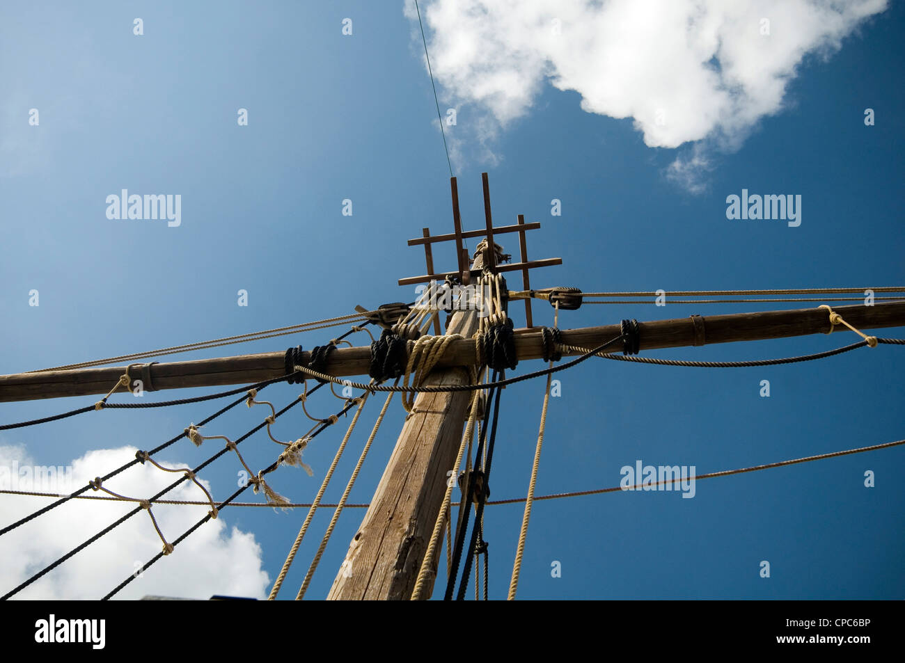 Rigging-Schiff Schiffe Seil Seile Mast Segel Segel Klettern Klettern quadratische Piraten Piraten Crows Nest crowsnest Stockfoto