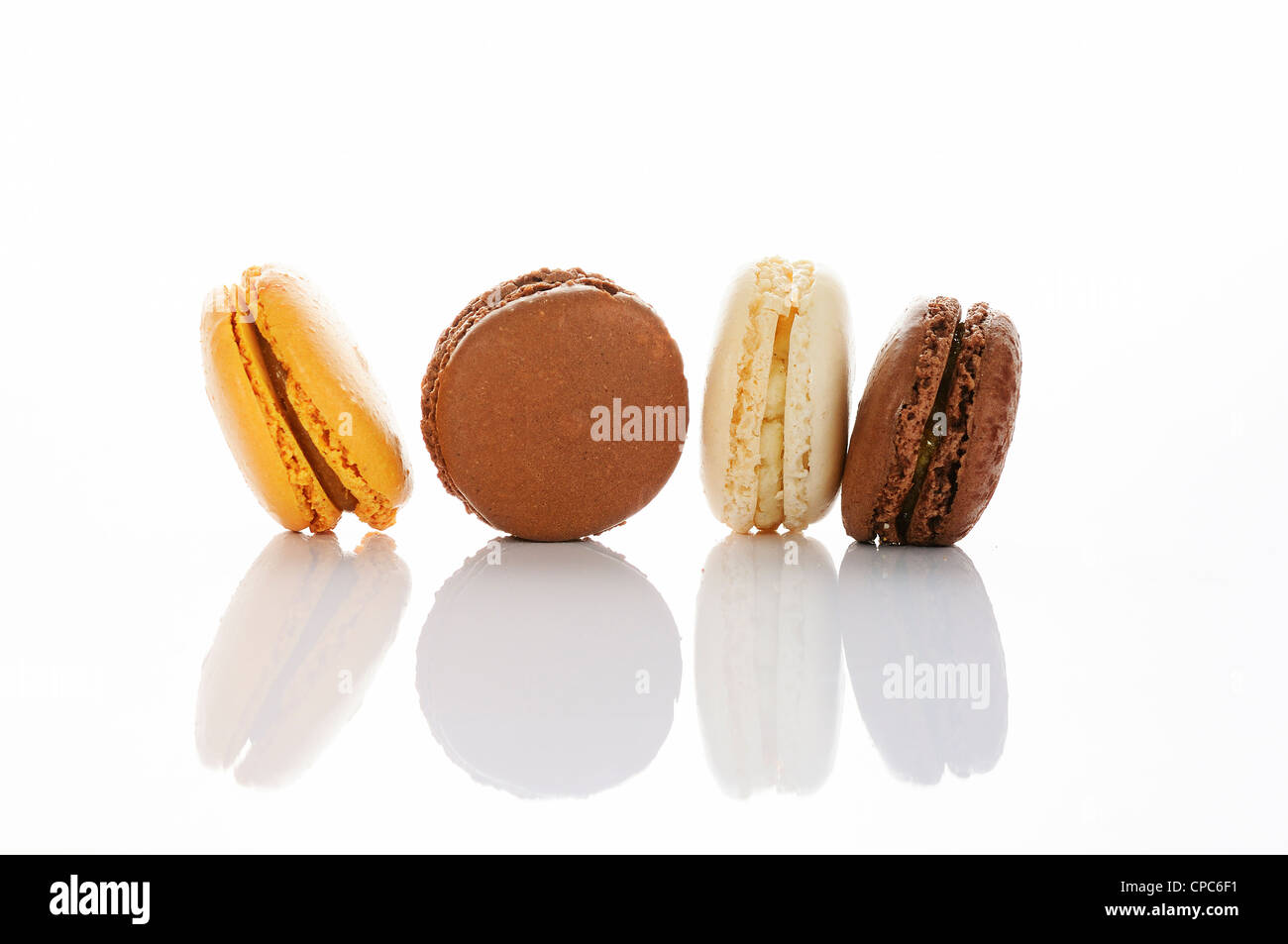 Schokoladen-Makronen isoliert auf weißem Hintergrund Stockfoto