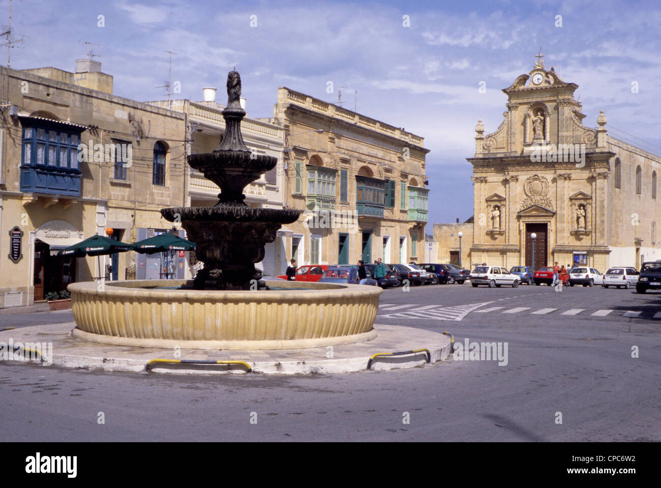 Victoria, Gozo. -St. Francis Square, Kirche und Brunnen. Stockfoto