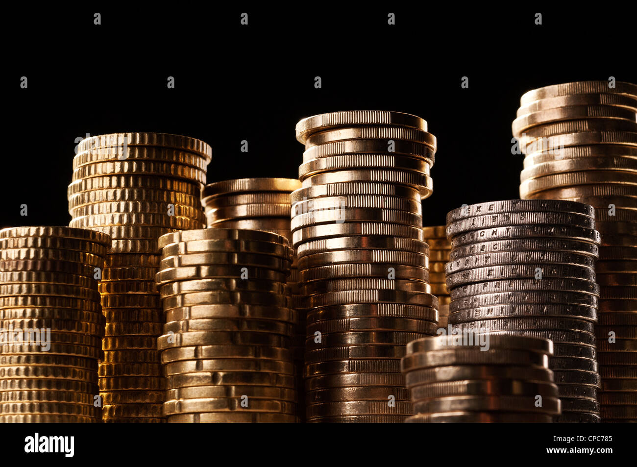 Mehrere Stapel von €-Münzen in Wurm es – Blick auf. Stockfoto