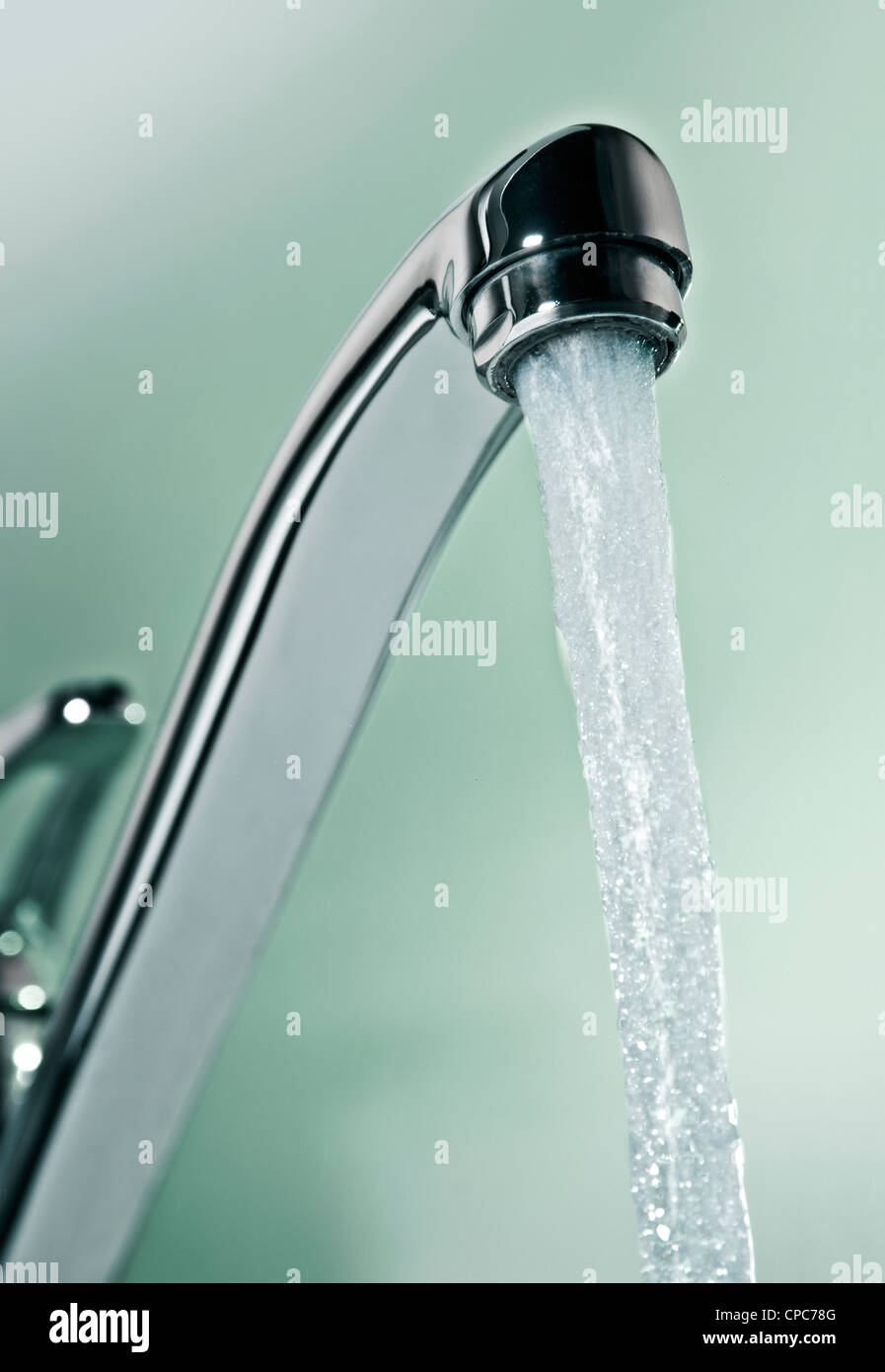 Reines Wasser fließt aus einem Wasserhahn. Stockfoto