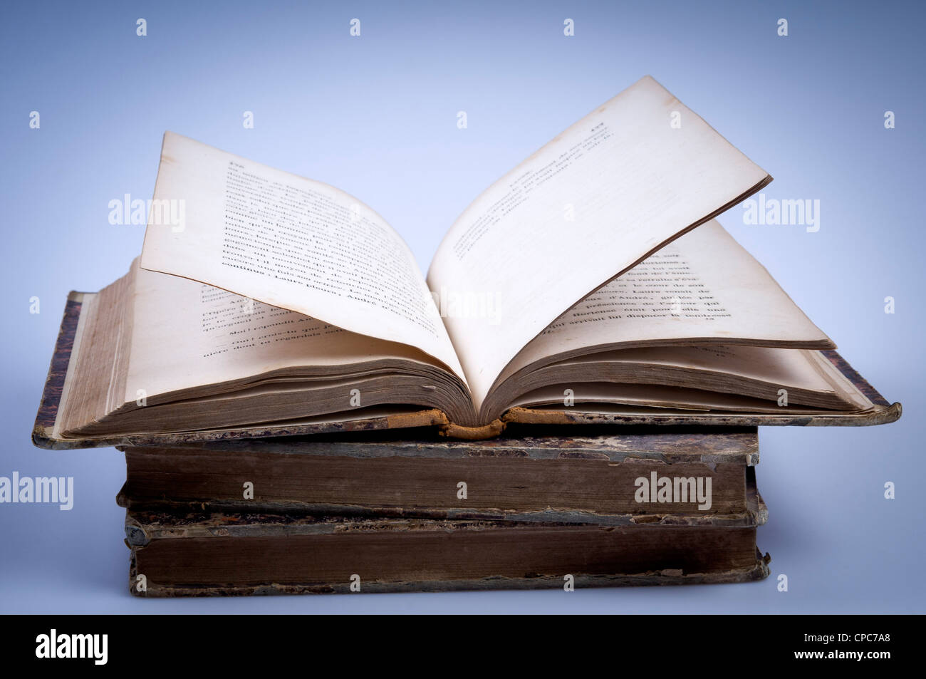 Stapeln von alten Buch, an der Spitze geöffnet Stockfoto