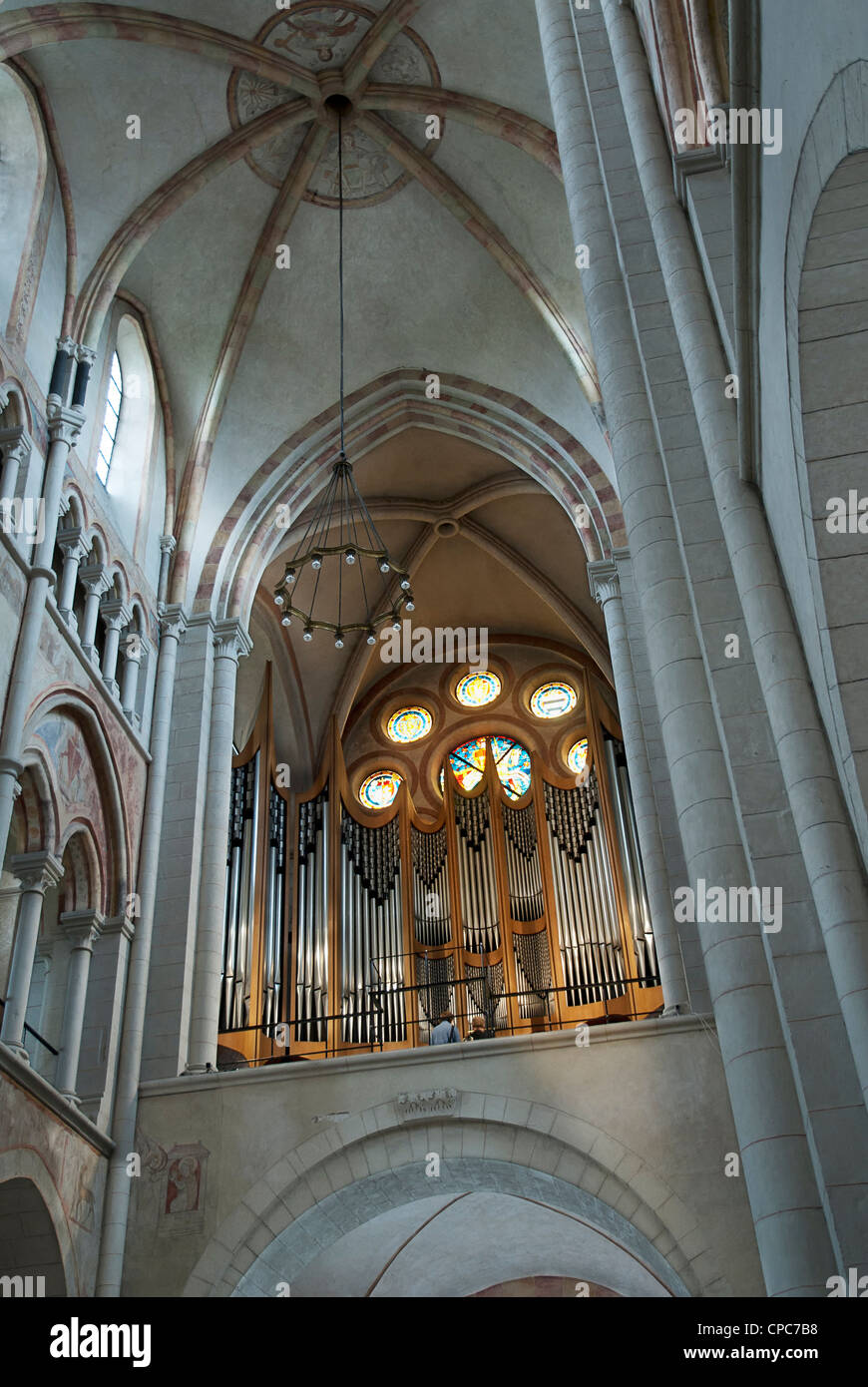 Inneren der Kirche im Hinblick auf die Orgel ein. Stockfoto