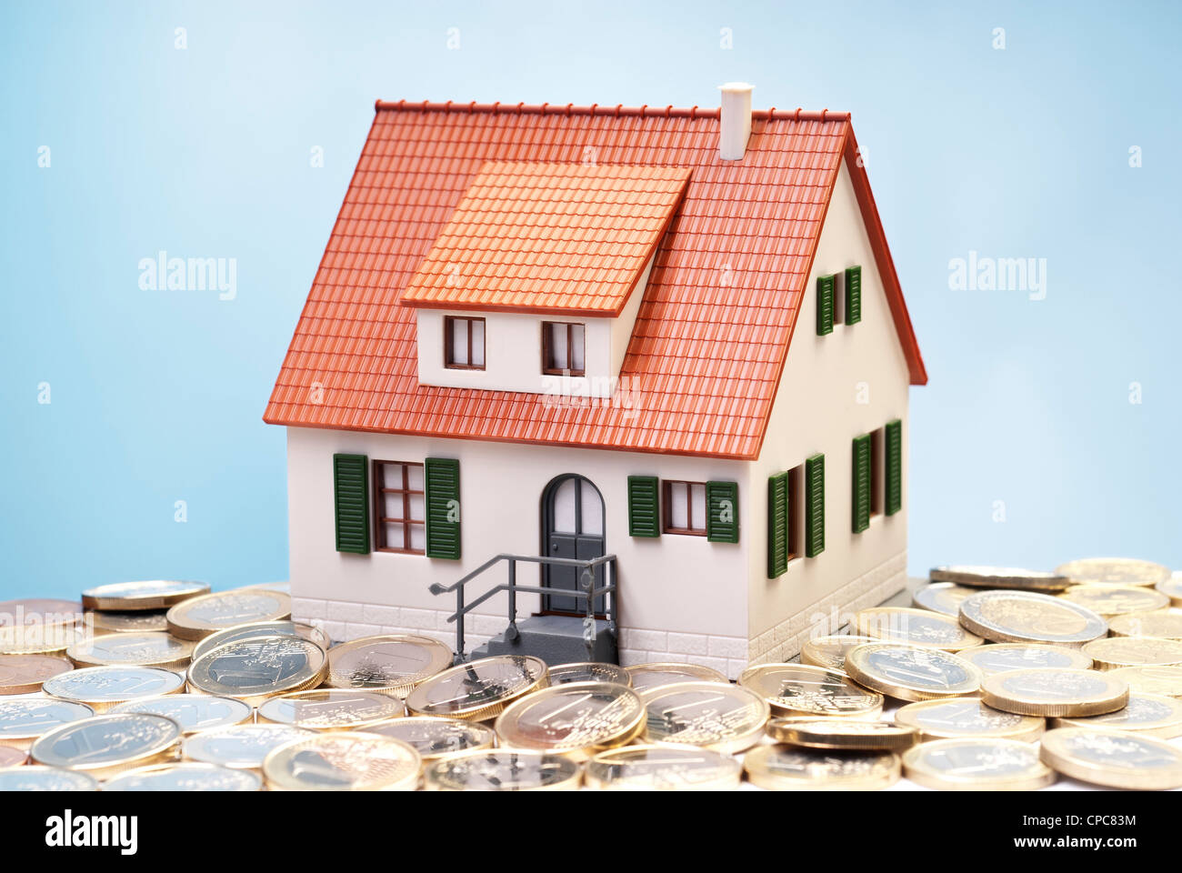 Modellhaus umgeben von €-Münzen. Stockfoto