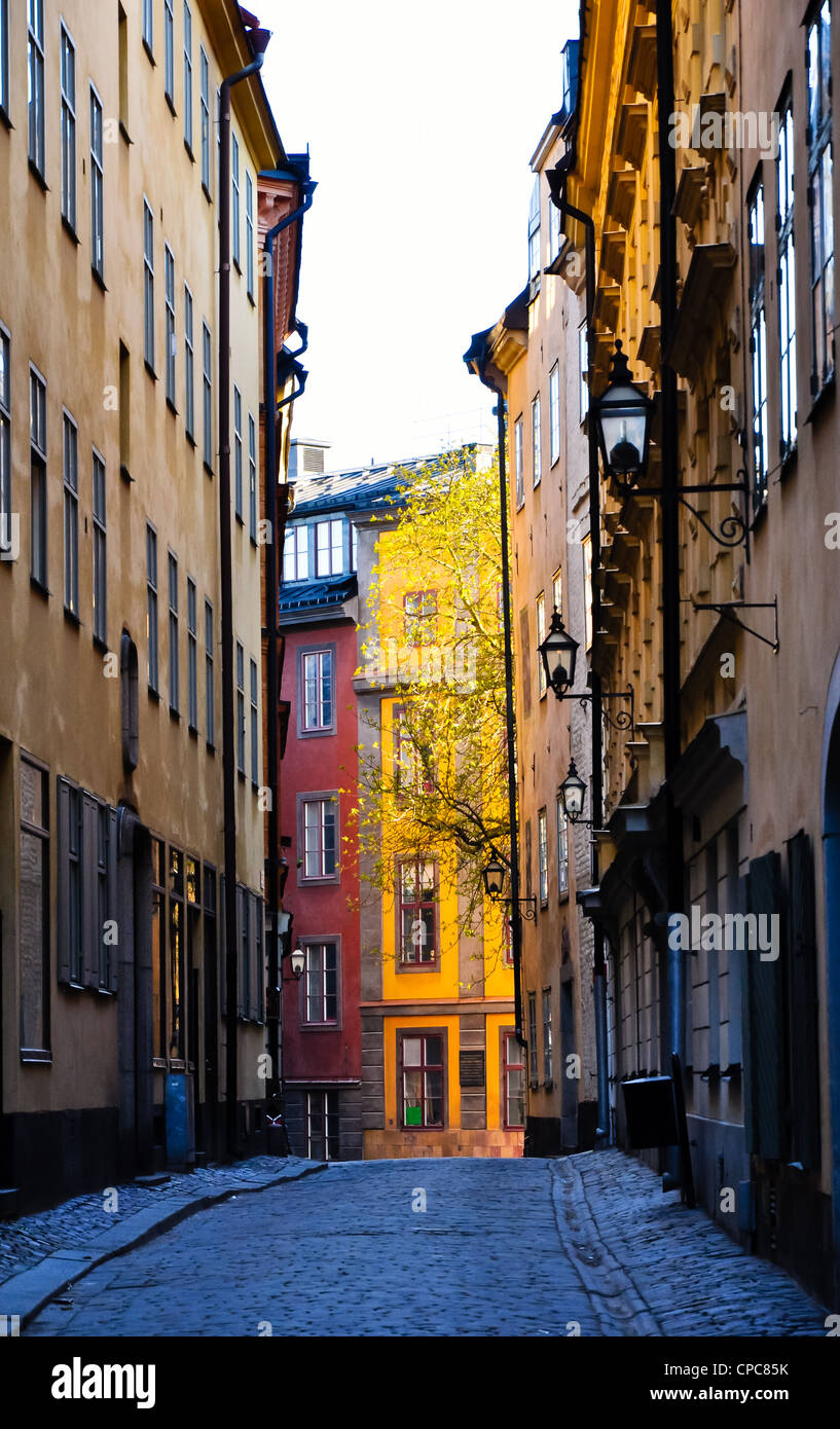 enge Gasse mit bunten Häusern in einer alten Stadt Stockfoto