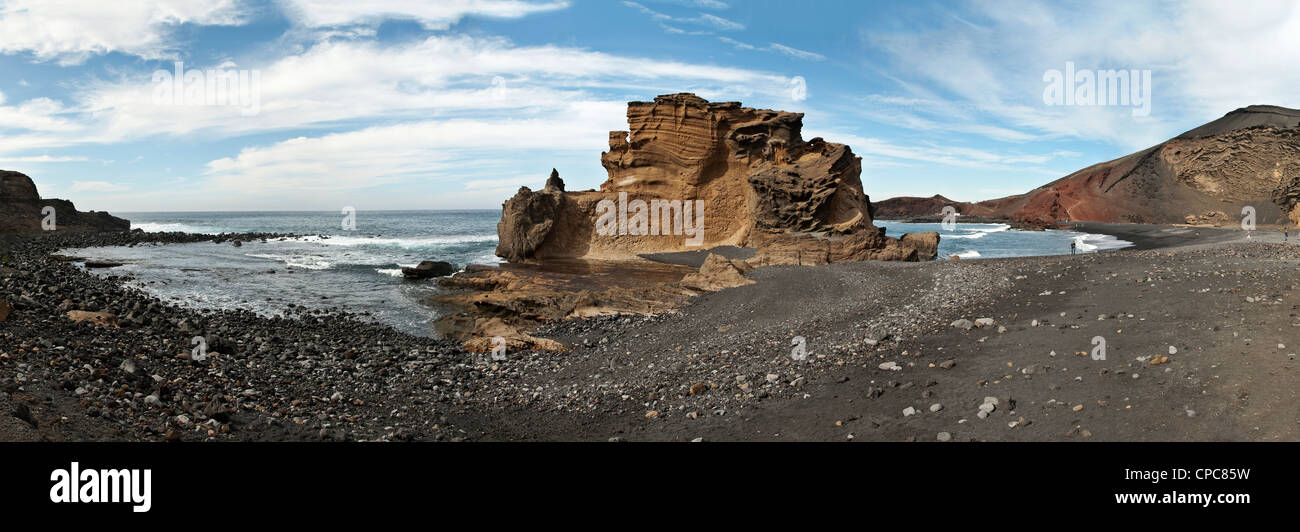 Panorama-Bild von einer natürlichen Bucht am "El Golfo" auf der Kanarischen Insel Lanzarote. Stockfoto