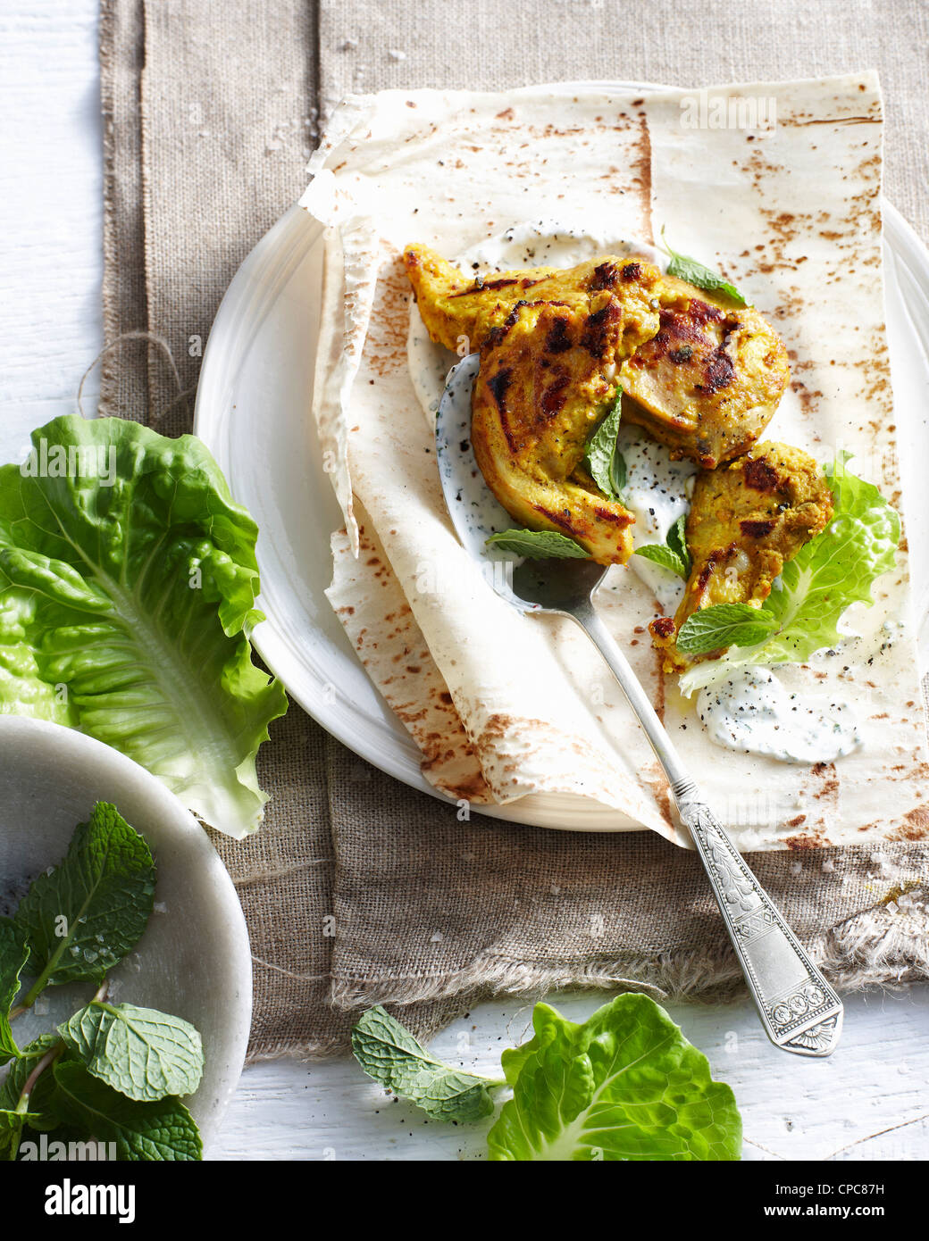 Schüssel mit Huhn Tikka mit Minze-Joghurt Stockfoto