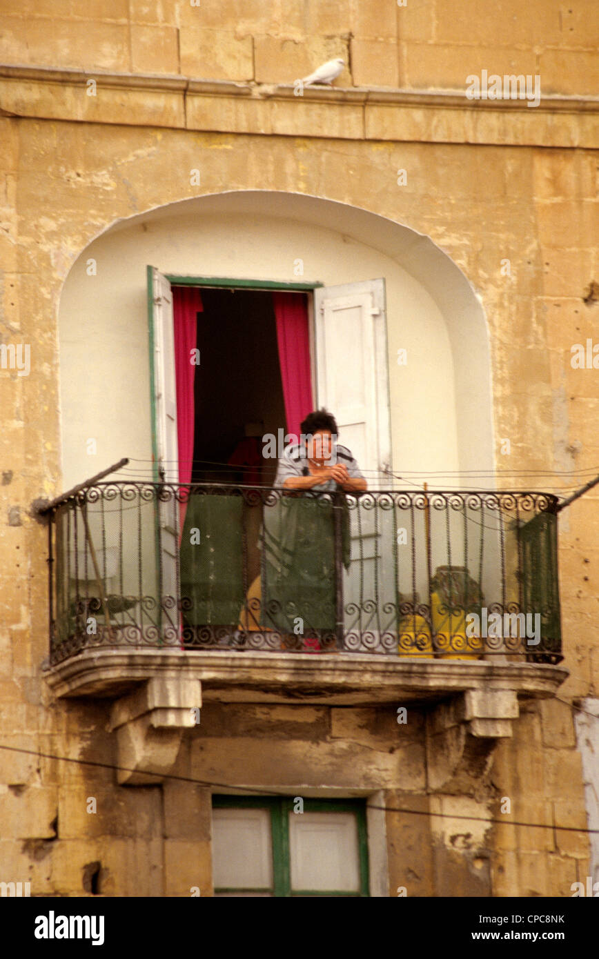 Valletta, Malta. Frau auf Balkon. Stockfoto