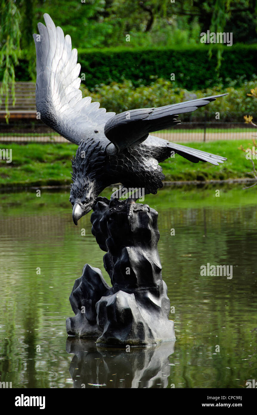 Bronze-Skulptur von einem Adler - Regents Park, London - England Stockfoto