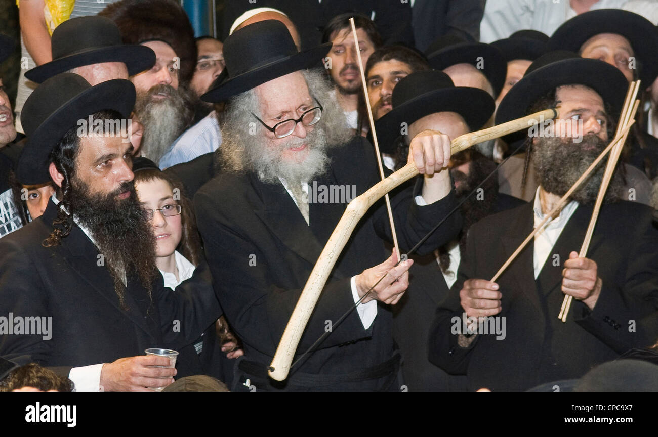 Rabbi Eliezer Berland schießen Pfeile mit dem Bogen in Bar Yochai Grab