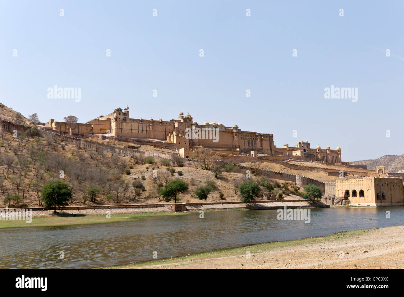 Amer Fort oberhalb des Maota-Sees in der Nähe von Amer Dorf, ca. 11 km (6,8) von Jaipur Stockfoto