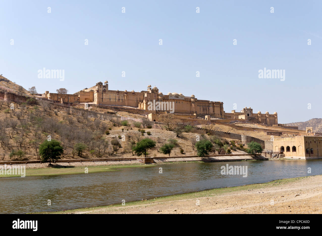Amer Fort oberhalb des Maota-Sees in der Nähe von Amer Dorf, ca. 11 km (6,8) von Jaipur Stockfoto