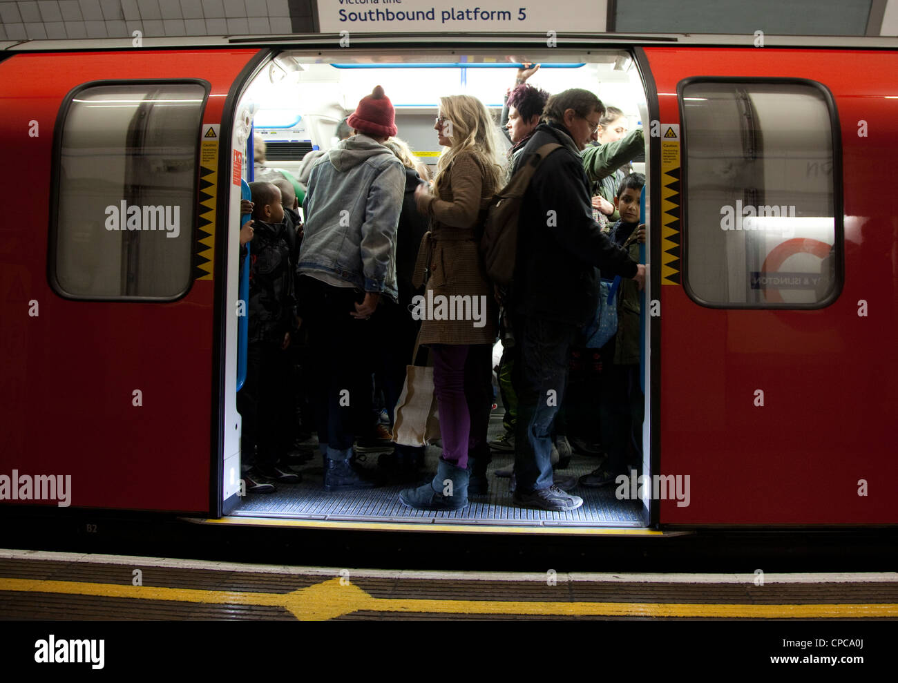 Überfüllten U-Bahn Wagen während der morgendlichen Berufsverkehr Stockfoto