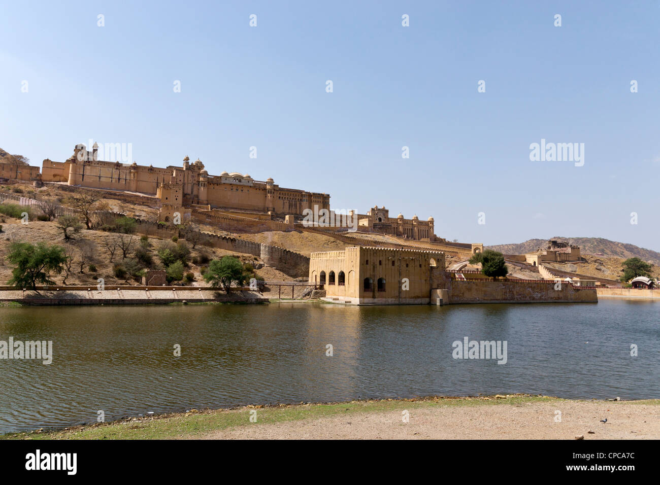 Amer Fort oberhalb des Maota-Sees in der Nähe von Amer Dorf, ca. 11 km (6,8) von Jaipur Stockfoto