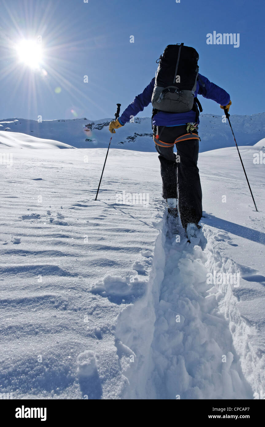 Ein Skifahrer brechen Weg in den Nationalpark Gran Paradiso Stockfoto