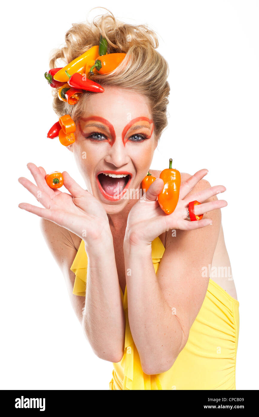 Schöne Frau mit scharf und würzig Paprika und kreative make-up Stockfoto