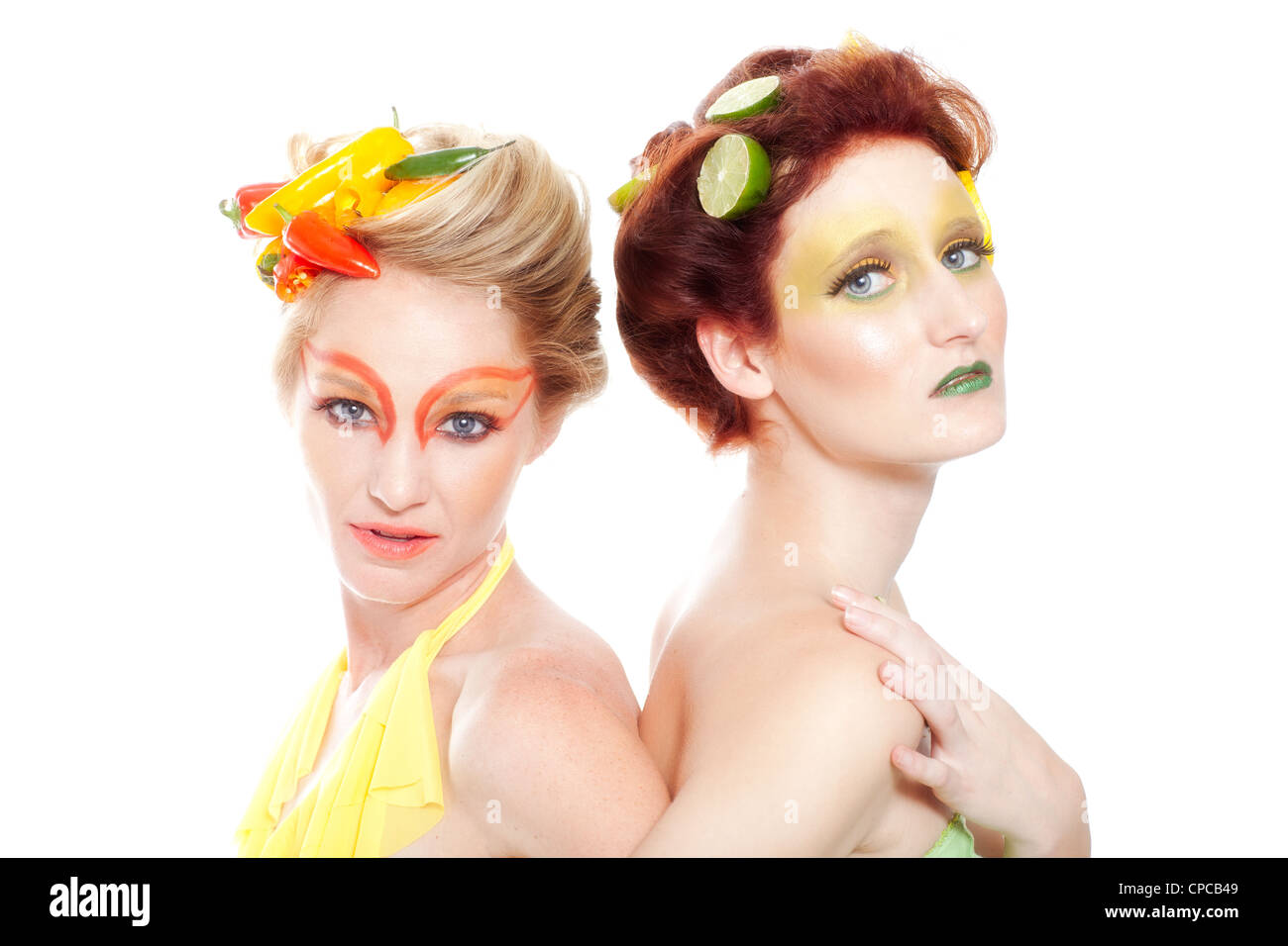 Schöne Frauen mit scharf und würzig Paprika, Zitronen und Limetten und kreative make-up Stockfoto