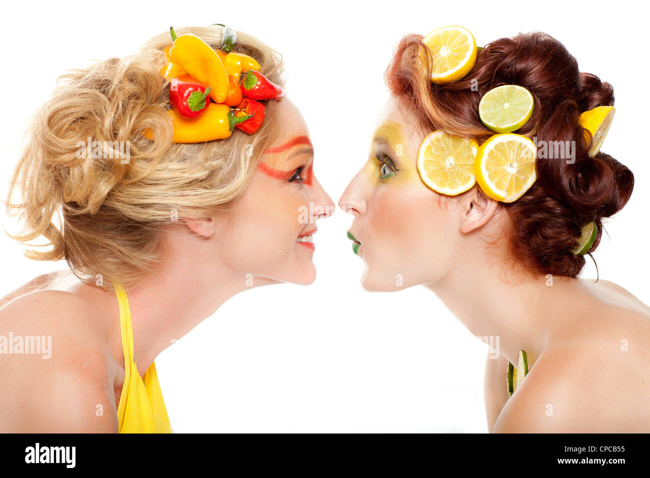 Schöne Frauen mit scharf und würzig Paprika, Zitronen und Limetten und kreative make-up Stockfoto