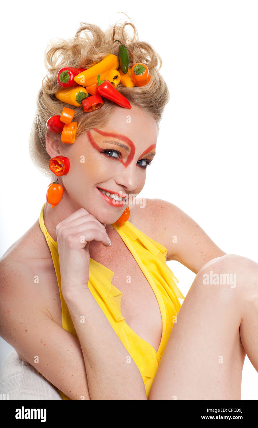 Schöne Frau mit scharf und würzig Paprika und kreative make-up Stockfoto