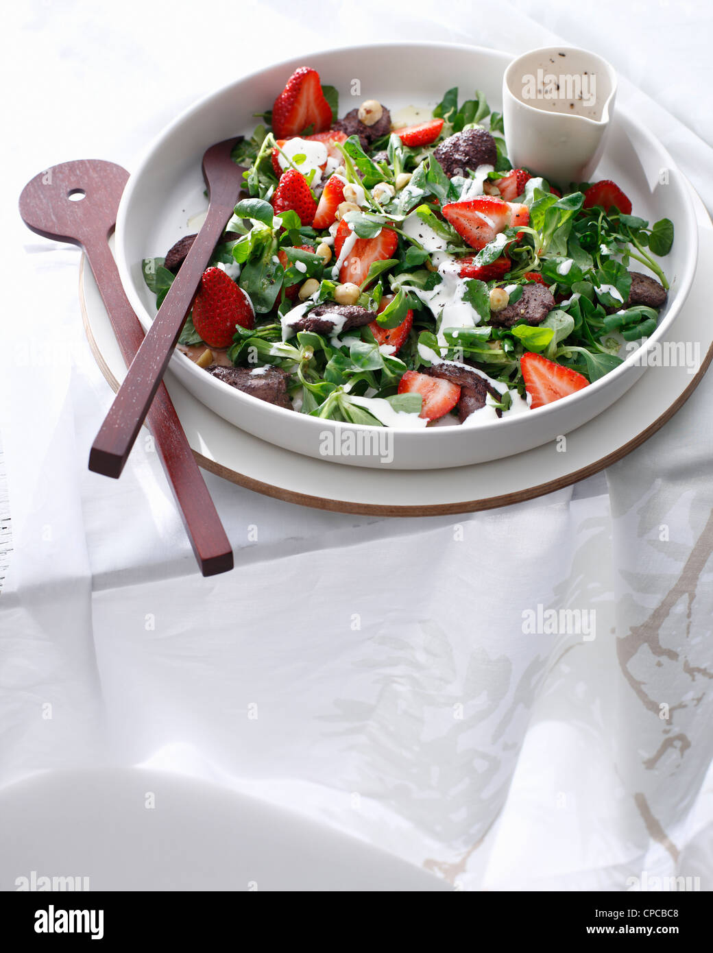 Schüssel mit Erdbeer-Hähnchen-Salat Stockfoto