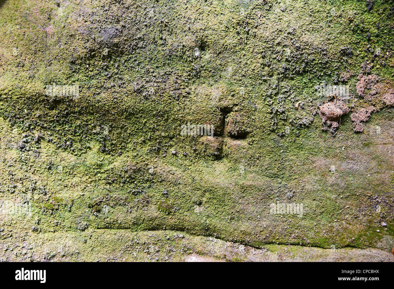 Kreuz auf einer Felswand graviert Stockfoto