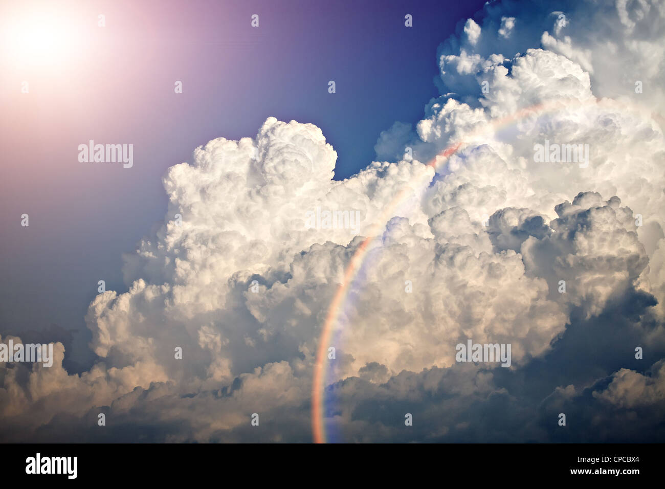 Schuss von Wolken und blauer Himmel im Sommer Stockfoto