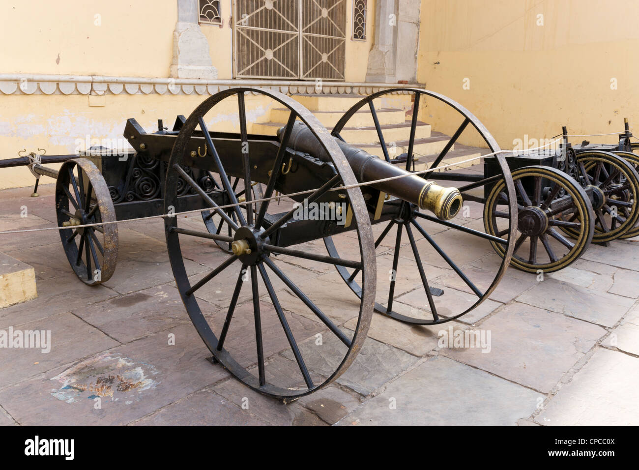 Stadtschloss, Jaipur, die Chandra Mahal und Mubarak Mahal umfasst. Das Museum verfügt über alte Artillerie und Oldtimer Fahrzeuge. Stockfoto