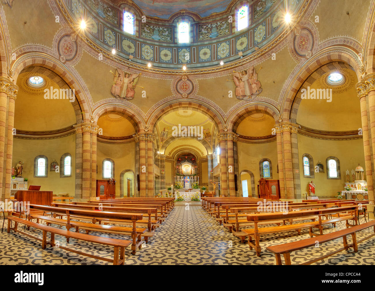 Katholische Kirche innen Blick in Alba, Norditalien. Stockfoto