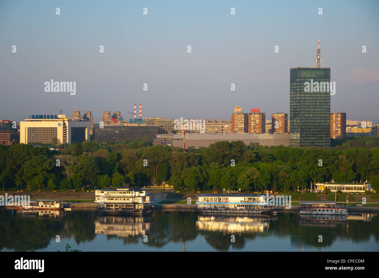 Novi Beograd Bezirk mit Disco Boote durch den Fluss Sava Belgrad Serbien Mitteleuropa Stockfoto