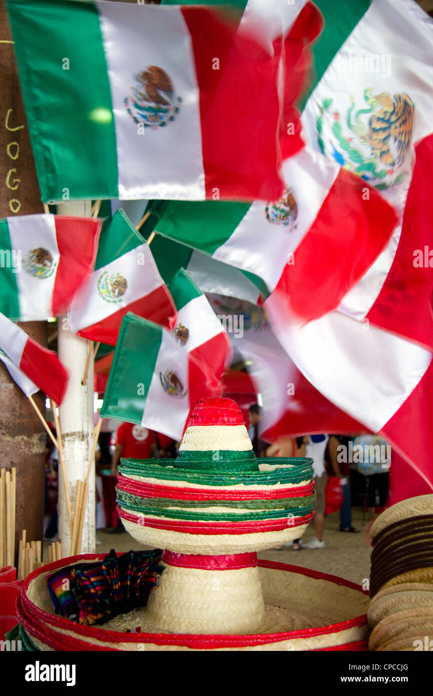 Mexikanische Hüte und Fahnen zum Verkauf Stockfoto