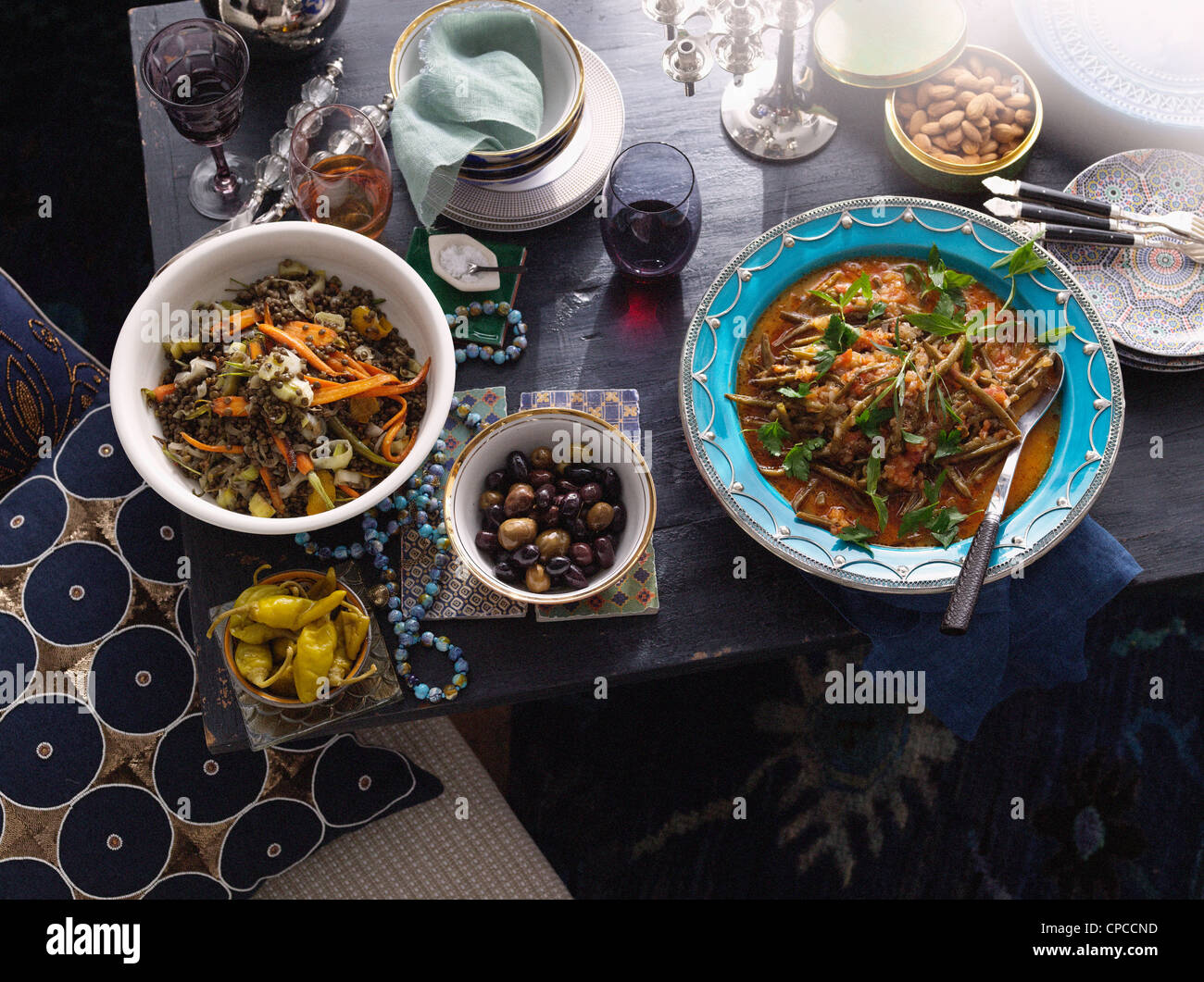 Platten von türkischen Lebensmitteln auf Tisch Stockfoto