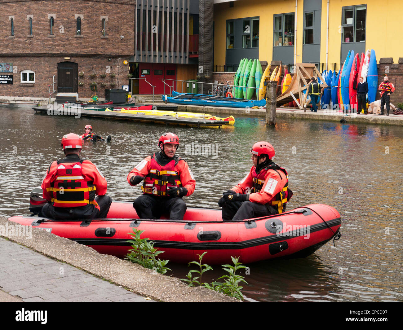 Männer aus dem Londoner Feuerwehr üben auf dem Kanal in Klein-Venedig, Paddington, Westlondon, am Grand Union Canal Stockfoto