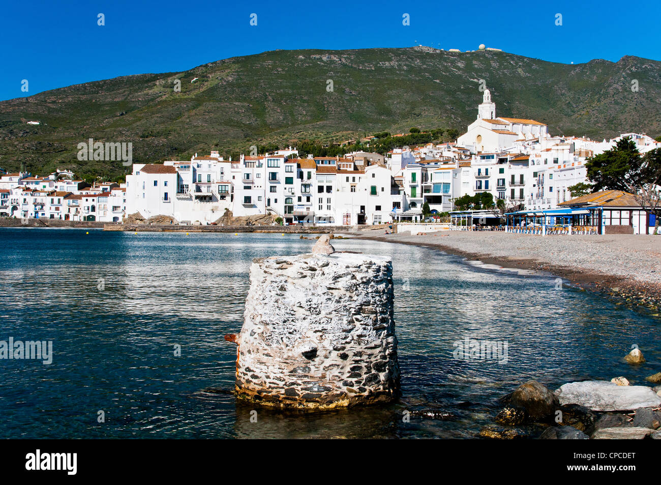 Panoramablick auf das malerische Dorf Cadaqués, Costa Brava, Katalonien (Spanien) Stockfoto
