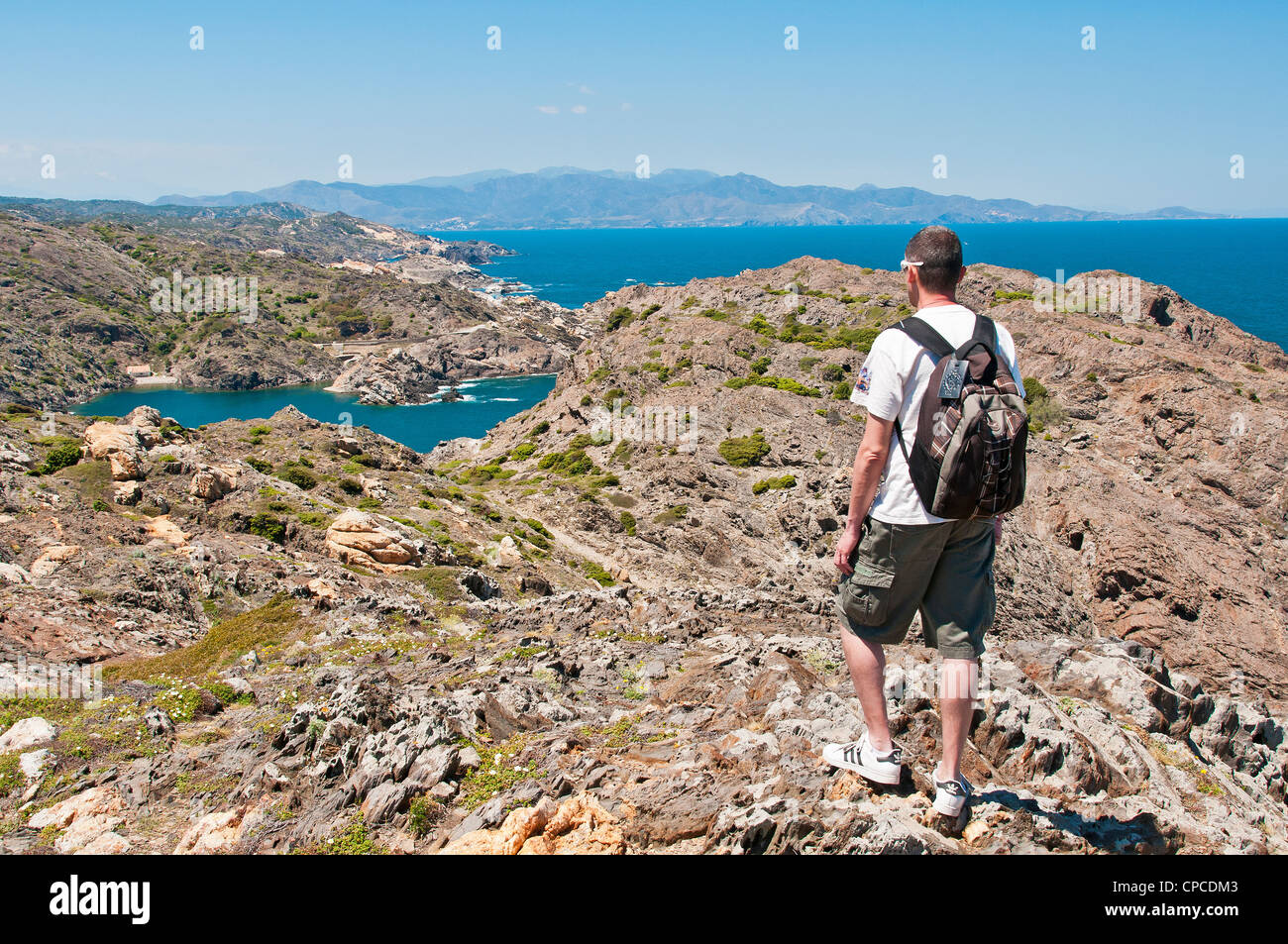 Männlichen kaukasischen Touristen beobachten das Panorama vom Gipfel des Cap de Creus Kap, Katalonien, Spanien (Model Release) Stockfoto