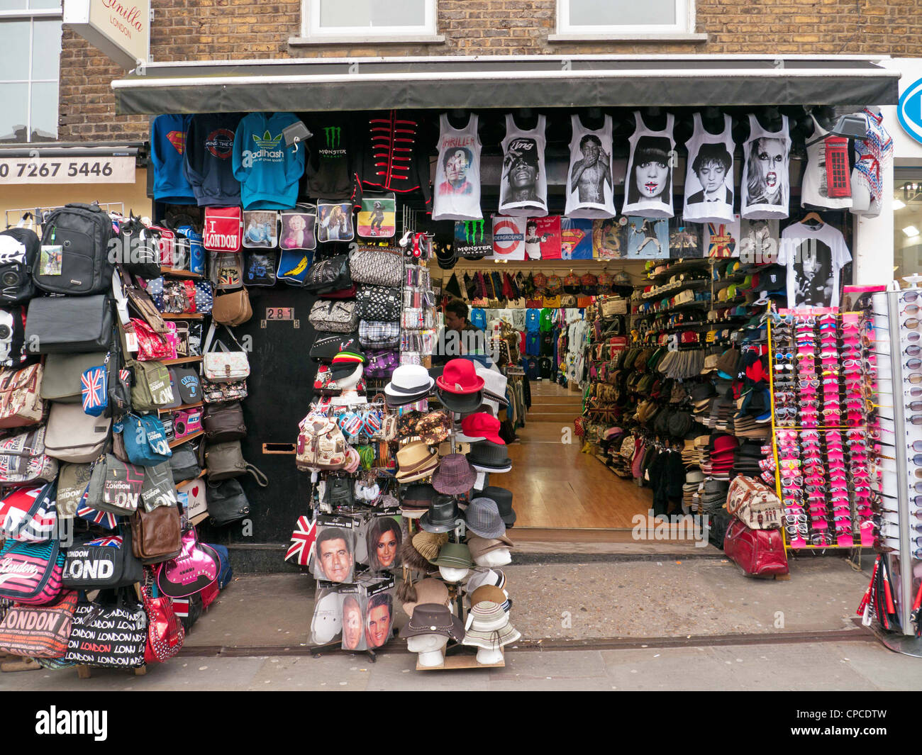 Hut und Tasche in einer Boutique in einer Straße in Camden Market, London, UK Stockfoto