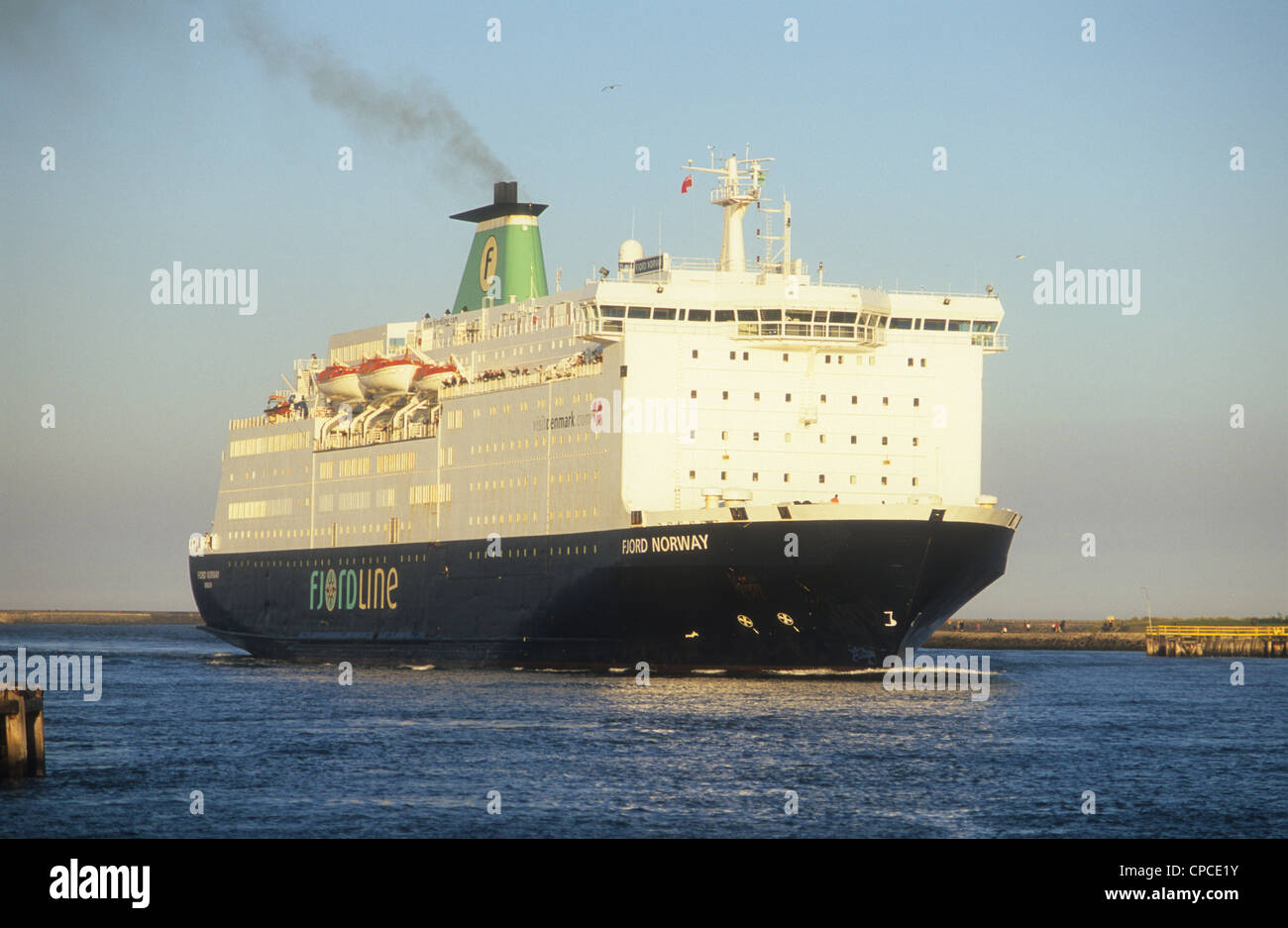 31, 356tonnes Faehrhafen Urlaub Passagierschiff Eingabe des Flusses Tyne aus Europa zu ihrem Liegeplatz am Kommissare Wharf andocken. Stockfoto