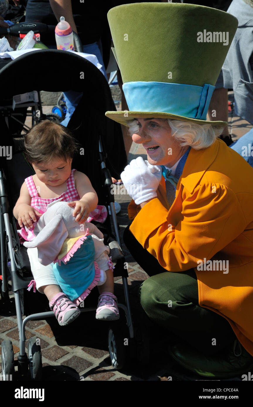 Der verrückte Hutmacher amüsiert ein Kind im Disneyland Anaheim Stockfoto