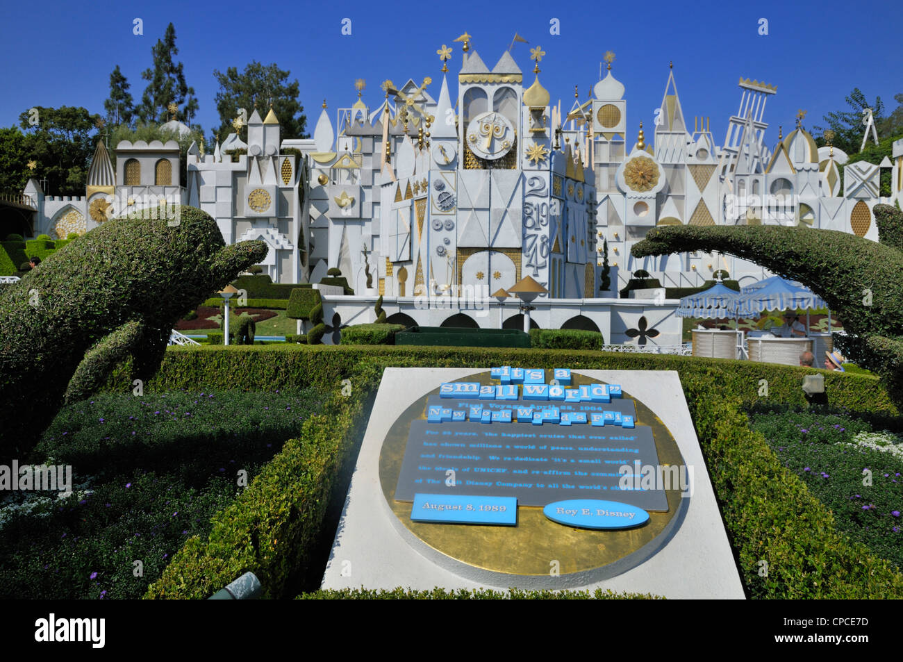 Fassade des "Es ist eine kleine Welt" im Disneyland zeigen Formschnitt Kreaturen in der Nähe des Eingangs Stockfoto