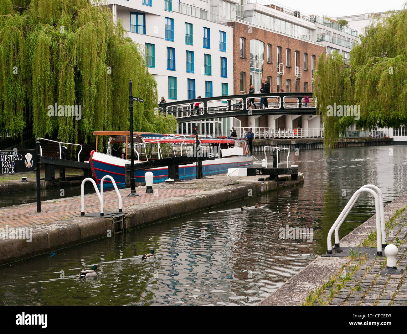 Camden Lock auf dem Union-Canal, von Camden Market, Westlondon Stockfoto