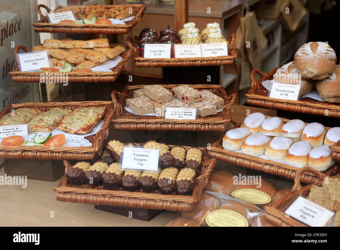Gebäck und Kuchen im Fenster eine Bäckerei in England Stockfoto