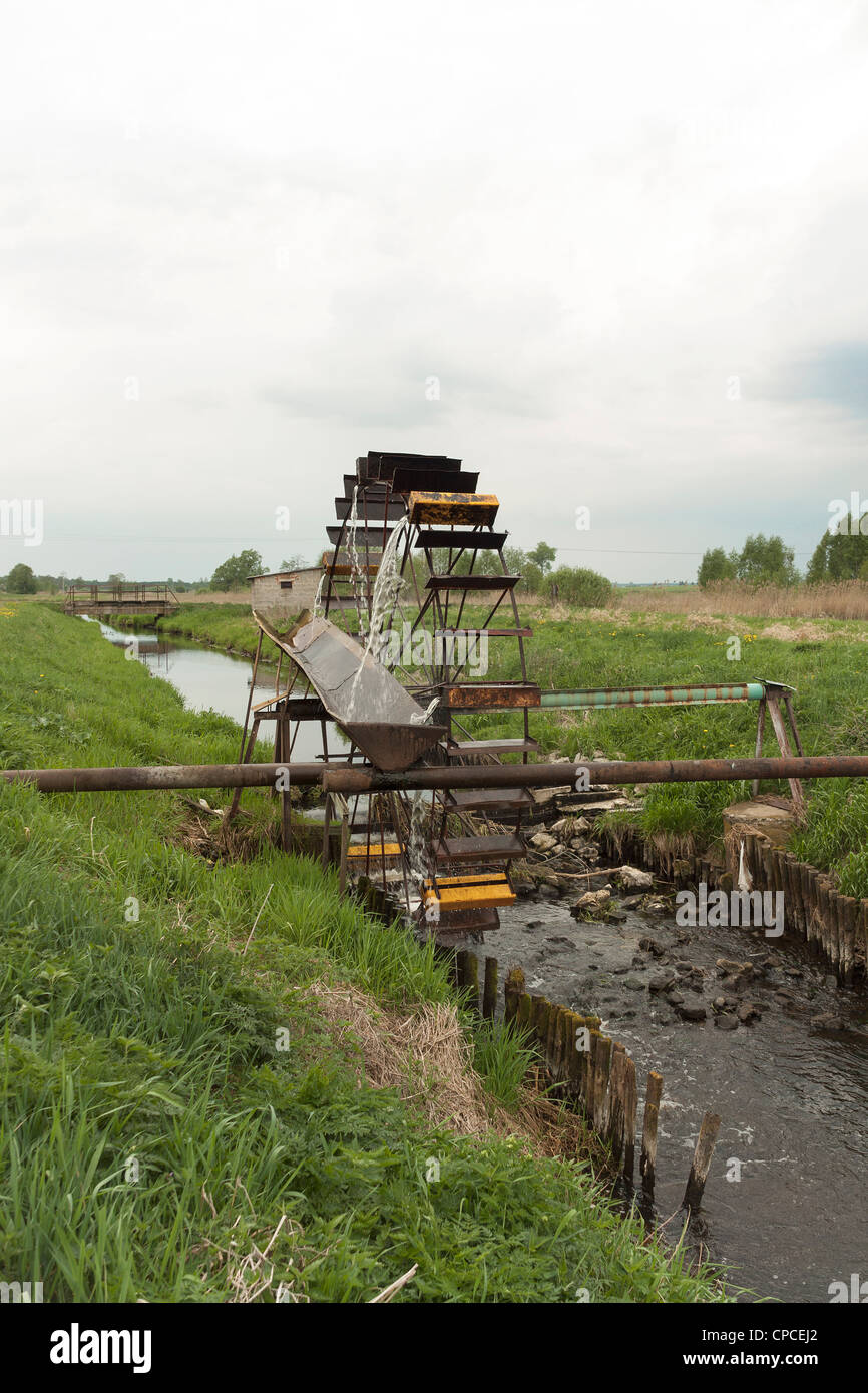 Rad die Wasserversorgung vom Flüsschen in Teiche in der Nähe Stockfoto