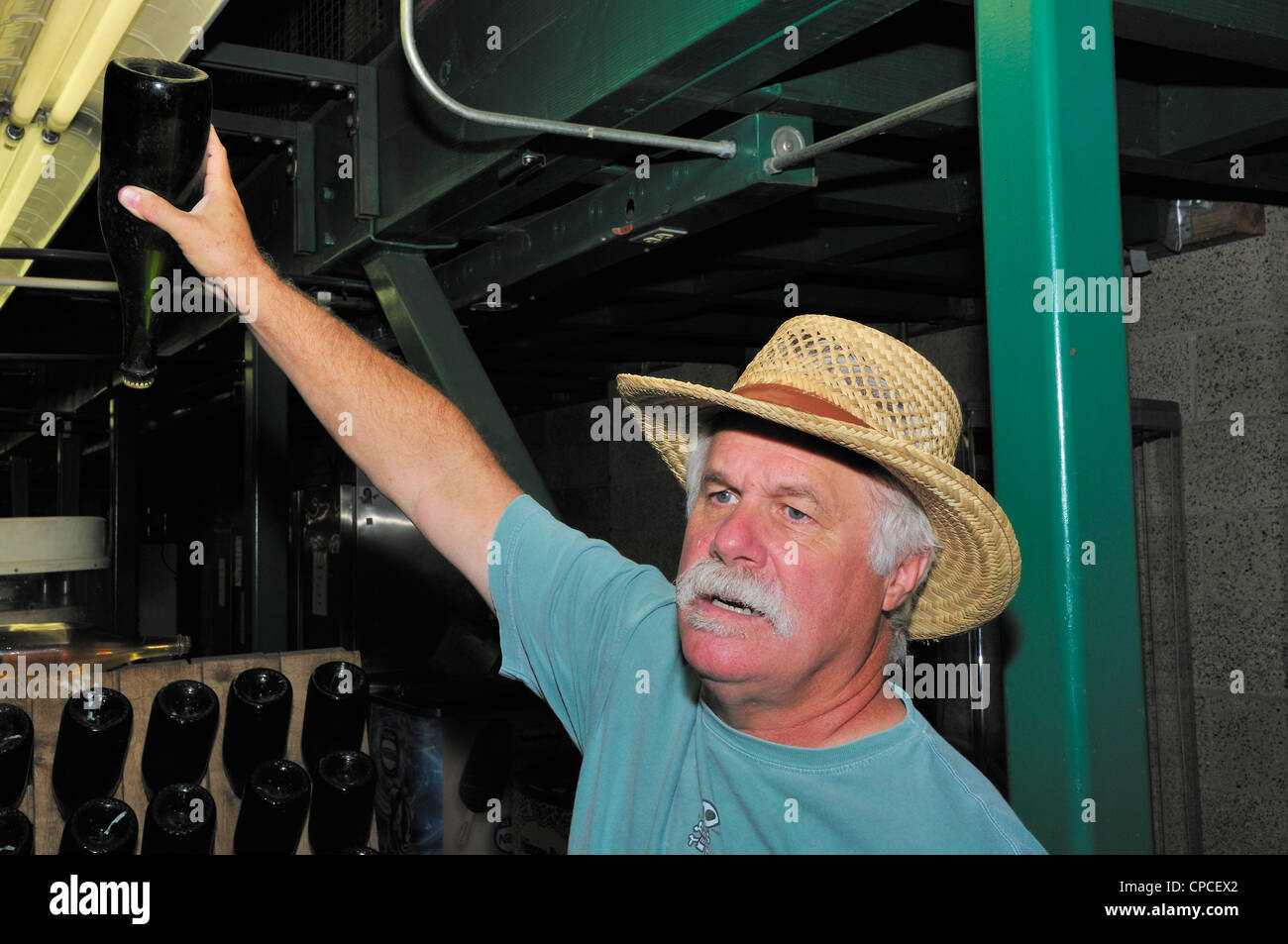 David Vergari, chief Winzer auf Thornton Weingut, Temecula, Kalifornien, hält eine Flasche, wie er den Wein beschreibt Entscheidungsprozess Stockfoto