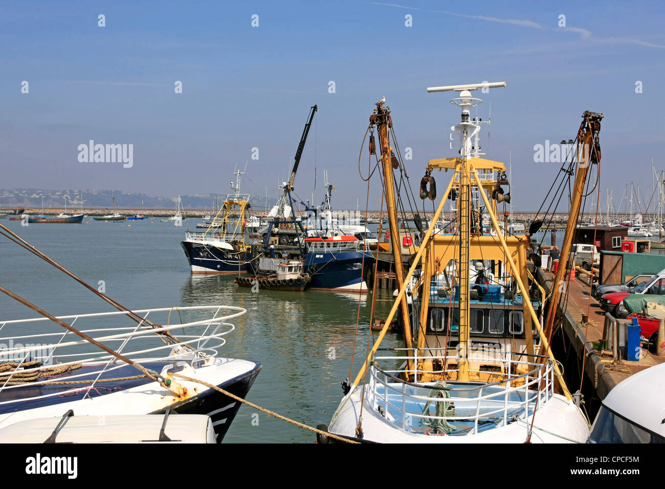 Angelboote/Fischerboote in den kommerziellen Hafen von Brixham in Devon Stockfoto