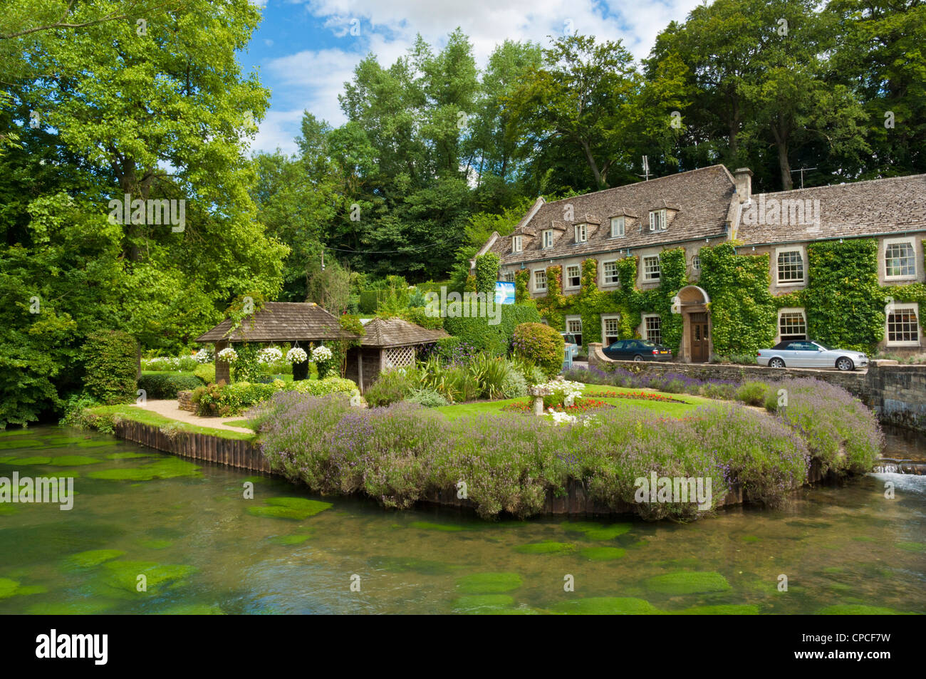 The Swan Hotel auf dem Fluss Coln Bibury Cotswolds Gloucestershire England UK GB EU Europa Stockfoto