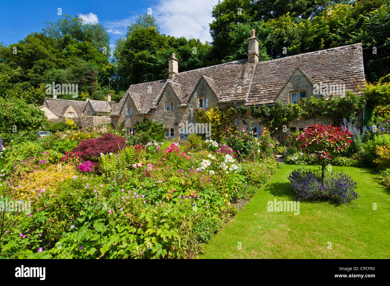 Traditionelle, hübsche Landhäuser und Blumengärten im malerischen Cotswolds-Dorf Bibury Gloucestershire England GB Europa Stockfoto