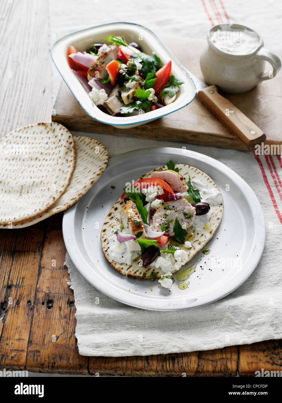 Teller Huhn Souvlaki und tortilla Stockfoto