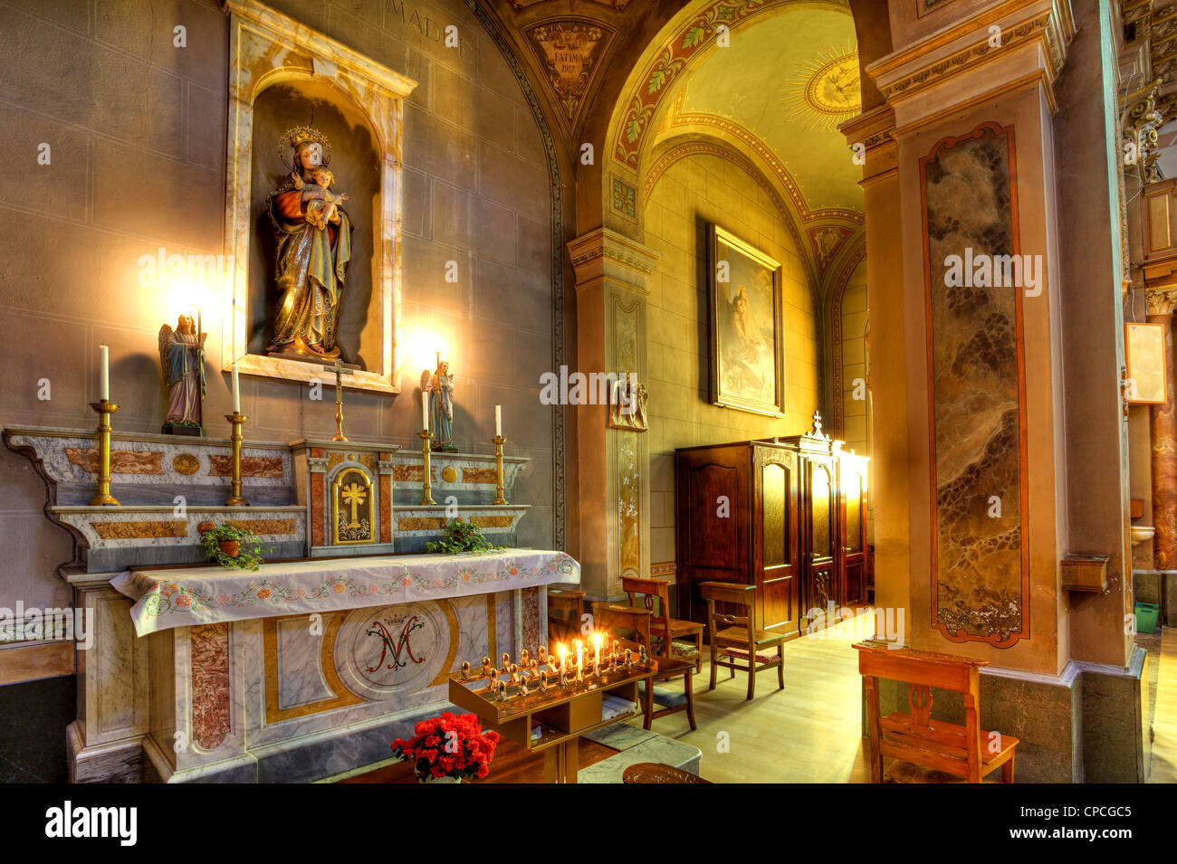 Innenansicht der katholischen Kirche in Serralunga D'Alba, Norditalien. Stockfoto