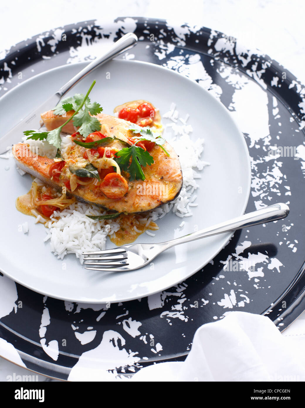 Teller mit Lachs Sambal mit Kokosnuss Stockfoto